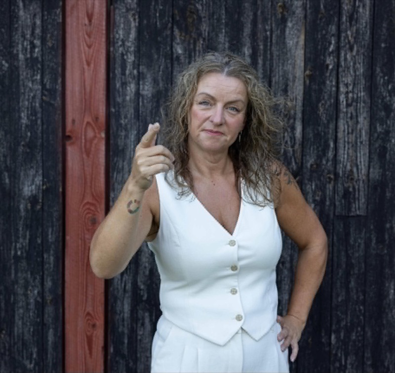 Emma Järund pekar mot kameran
